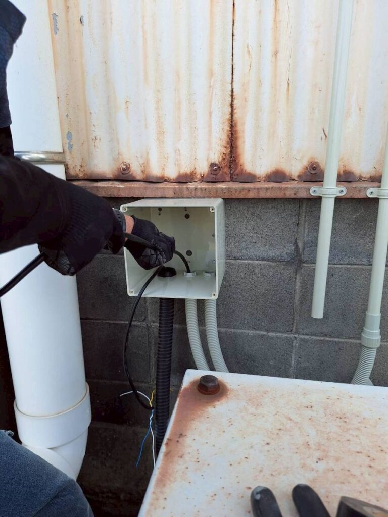 既存の放送設備のメイン配線から中継ボックスで分岐