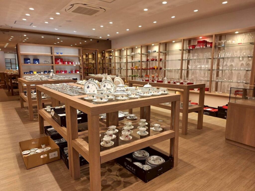 完成した店内。古美術を映えさせる照明と陳列棚