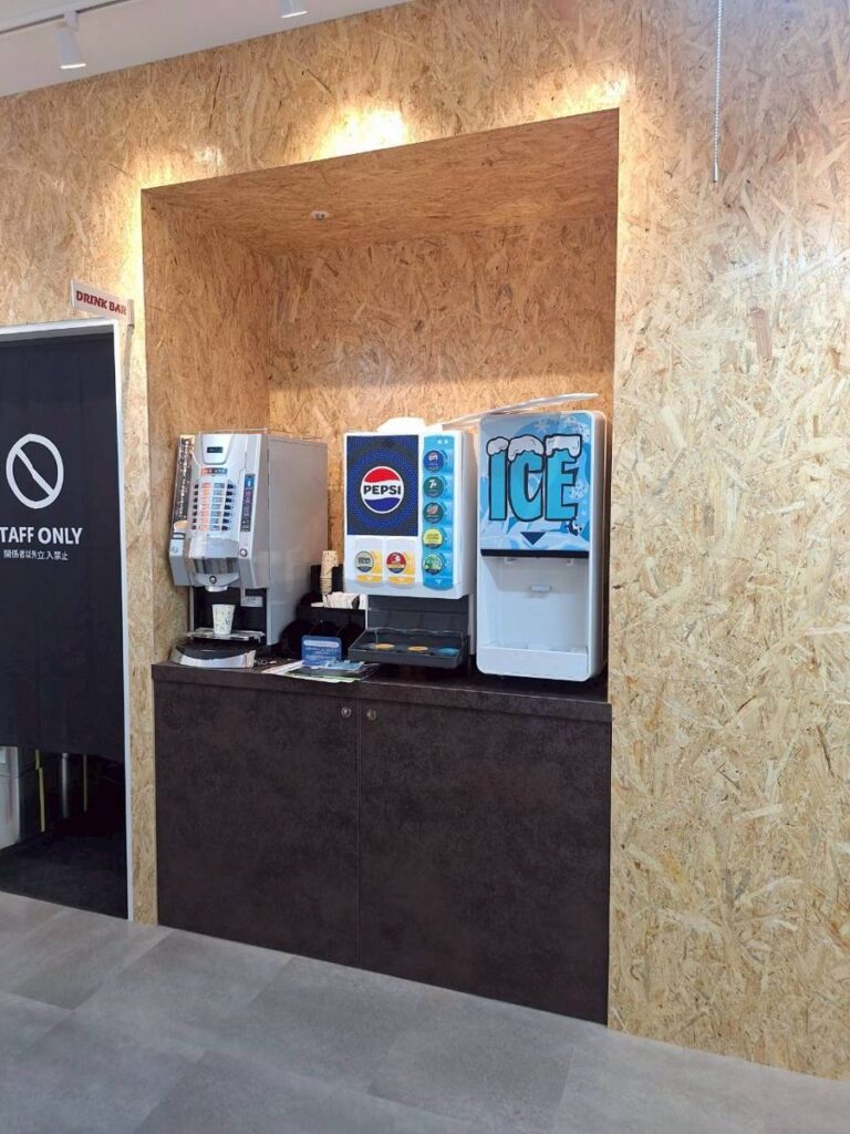 完成したドリンクバー。配管と電源はカウンター内に隠蔽