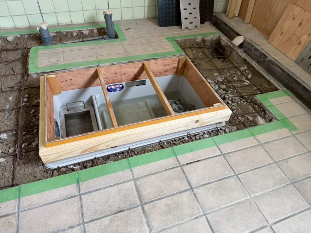床に据えたグリーストラップ