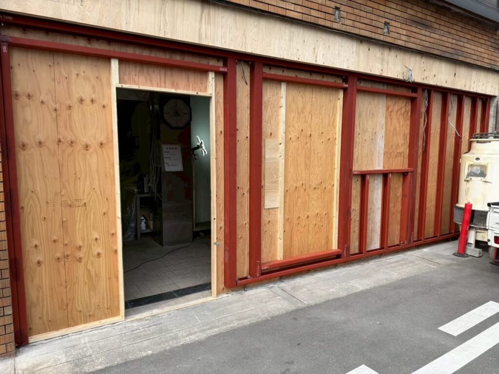 正面の壁とサッシを撤去し鉄骨で補強